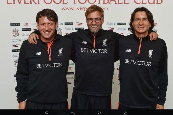 Juergen Klopp diapit oleh Peter Krawietz (kiri) dan Zeljko Buvac (kanan).