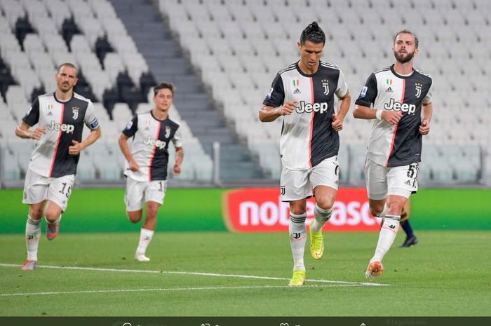Megabintang Juventus, Cristiano Ronaldo, disambut rekan-rekannya usai membuat gol kedua lewat penalti untuk Juventus pada pertandingan pekan ke-28 kala melawan Lecce di Stadion Allianz, Jumat (26/6/2020).