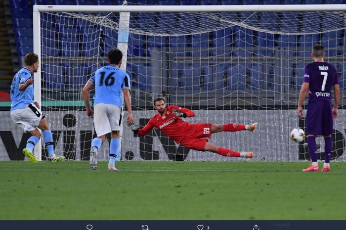 Momen Ciro Immobil melakukan eksekusi penalti pada laga melawan Fiorentina pada laga pekan ke-28 Liga Italia, Sabtu (28/6/2020).