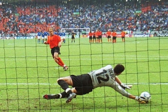 Francesco Toldo menggagalkan penalti Paul Bosvelt dalam duel klasik Italia vs Belanda di semifinal Euro 2000, 29 Juni 2000 di Amsterdam.