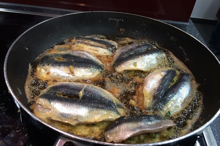Membantu Ibu Menggoreng  Ikan  Ini Tipsnya Supaya Ikan  