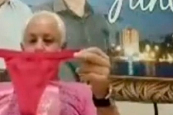 Politisi tertangkap kamera cium <a href='https://jambi.tribunnews.com/tag/celana-dalam' title='celana dalam'>celana dalam</a> perempuan.