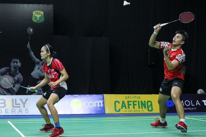 Pemain ganda campuran Indonesia, Zacharia Josiahno Sumanti/Hediana Julimarbela saat berlaga di PBSI Home Tournament di Hall Pelatnas Cipayung, Jakarta Timur, DKI Jakarta, Rabu (1/7/2020). 