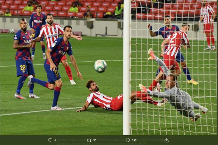 Diego Costa dalam partai Liga Spanyol antara Barcelona vs Atletico Madrid.