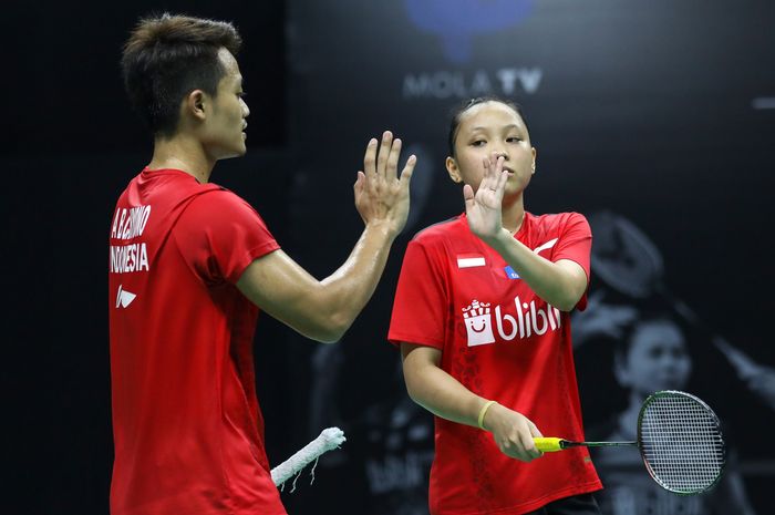 Pasangan ganda campuran Indonesia, Akbar Bintang Cahyono/Winny Oktavina Kandow, melakukan tos saat menjalani pertandingan pada PBSI Home Tournament.