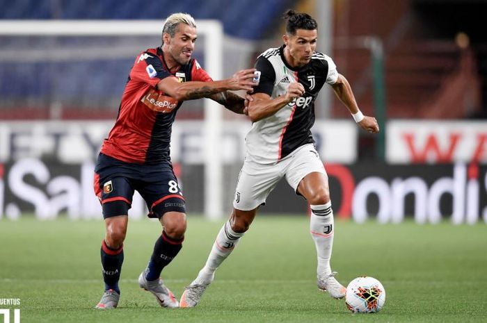 Megabintang Juventus, Cristiano Ronaldo, takluk dari kiper yang pinjaman dari Juventus dalam laga pekan ke-29 Liga Italia di Stadion Luigi Ferraris