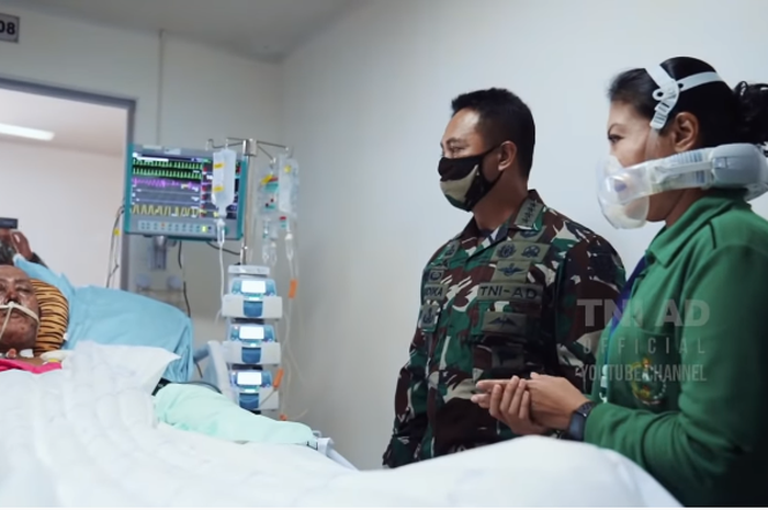 Andika Perkasa dan istri saat jenguk korban Heli di Kendal