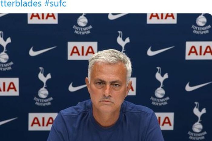 Pelatih Tottenham Hotspur, Jose Mourinho, menjawab pertanyaan soal gelandang Manchester United, Bruno Fernandes, dengan memamerkan satu pemain yang dua kali lipat lebih murah.
