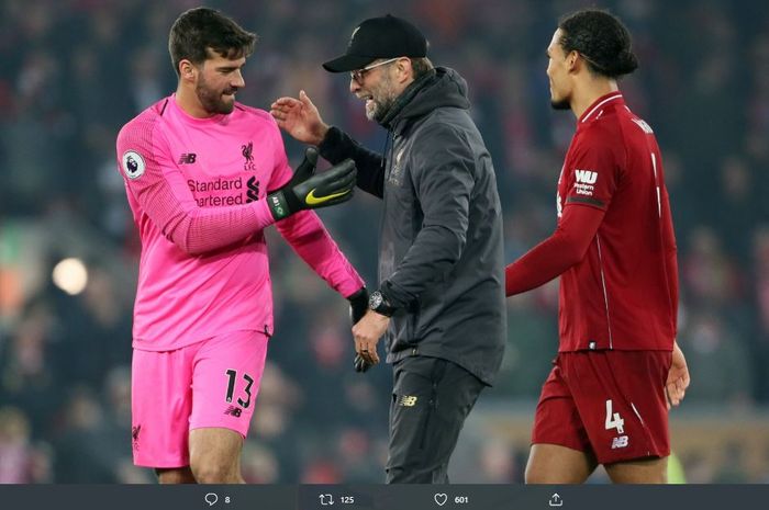 Juergen Klopp bersama dengan dua anak asuhnya, Alisson Becker dan Virgil van Dijk.