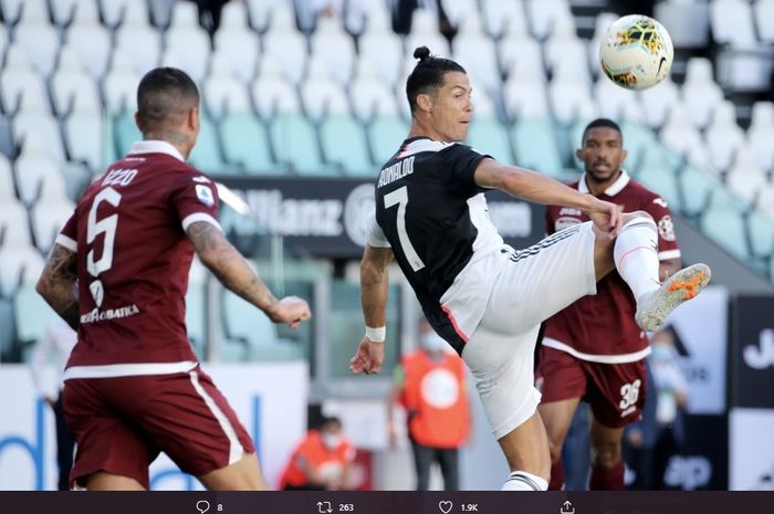 Penyerang Juventus, Cristiano Ronaldo, mencoba melakukan tendangan backheel pada laga melawan Torino di Allianz Stadium, Sabtu (5/7/2020).