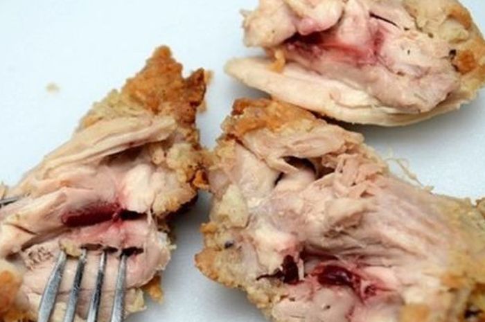 Gak Nyangka! Daging Ayam dengan Bercak Merah Bukan Karena