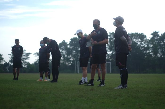 Pelatih Tira Persikabo, Igor Nikolayvich Kriushenko saat memberi intruksi dalam latihan perdana di era New Normal.