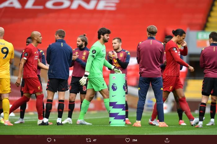Para pemain Aston Villa memberikan guard of honour kepada para pemain Liverpool.
