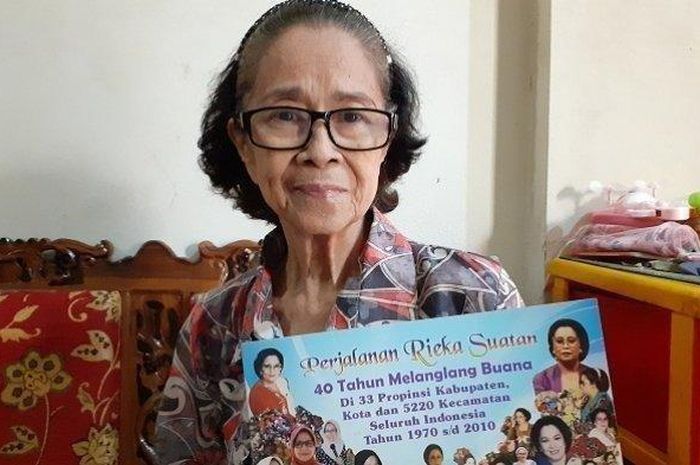 Sudah Tak Laku Lagi Di Dunia Hiburan Padahal Dulu Sangat Ngetop Artis Senior Ini Hartanya Dikuras Sang Anak Dan Menantu Didepak Keluar Dari Rumahnya Sendiri Semua Halaman Grid Star