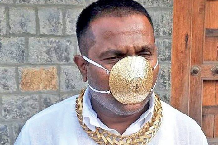 Shankar Kurade dengan masker emasnya