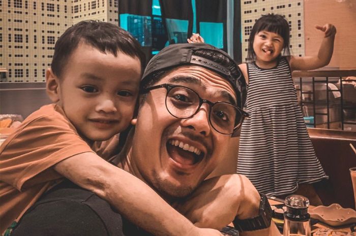 Ricky Harun Terus Tunjukan Rasa Bahagia Saat Asuh Putri ...