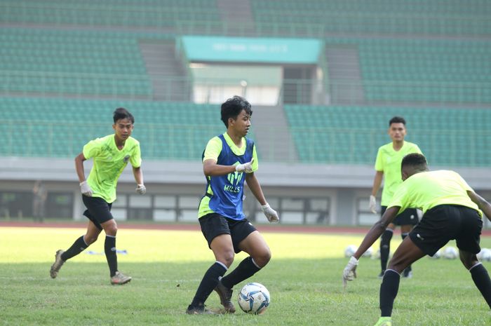 Pemain muda Persija U-16, Resa Aditya, dalam pemusatan latihan timnas U-16 Indonesia di Stadion Patriot Candrabhaga.