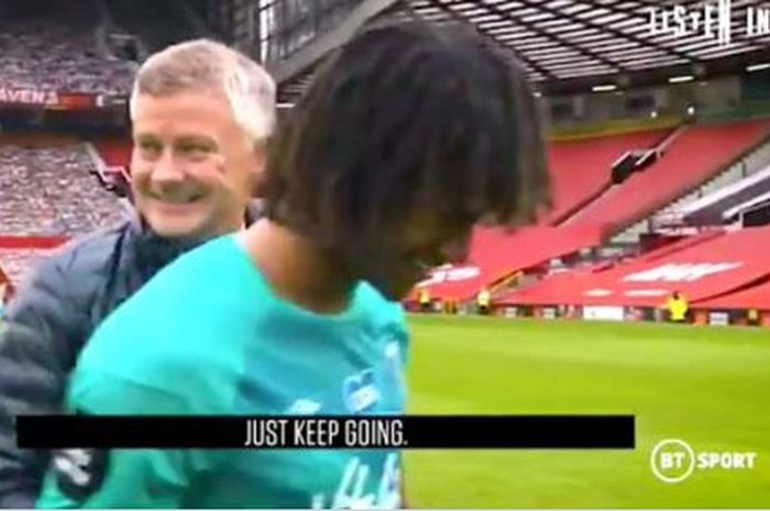 Pelatih Manchester United, Ole Gunnar Solskjaer, memberikan klarifikasi dengan menyebut tujuh bek usai ketahuan menggoda bek Bournemouth, Nathan Ake.