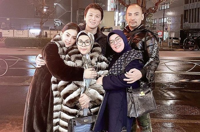 REino dan keluarga Syahrini