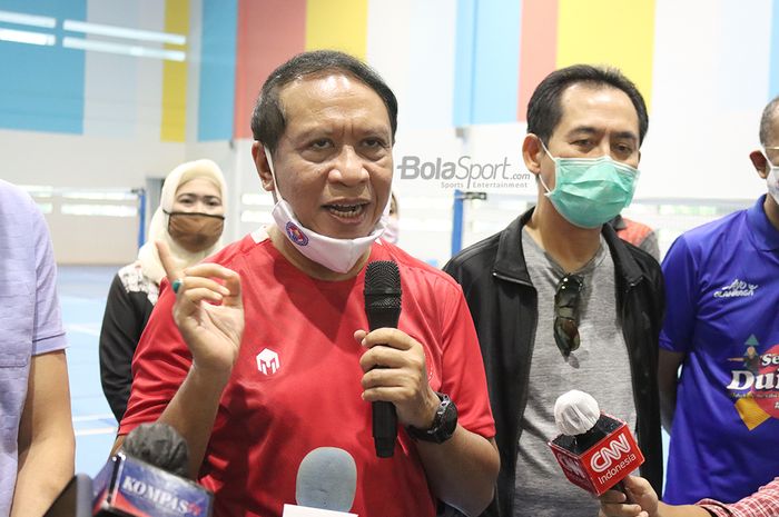 Menteri Pemuda dan Olahraga Republik Indonesia, Zainudin Amali, memberikan keterangan kepada awak media di GBK Arena, Senayan, Jakarta, 10 Juli 2020