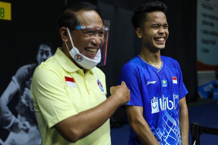 Menpora RI, Zainudin Amali, berfoto bersama Anthony Sinisuka Ginting usai final PBSI Home Tournament, Jumat (10/7/2020) di Pelatnas PBSI, Cipayung, Jakarta.