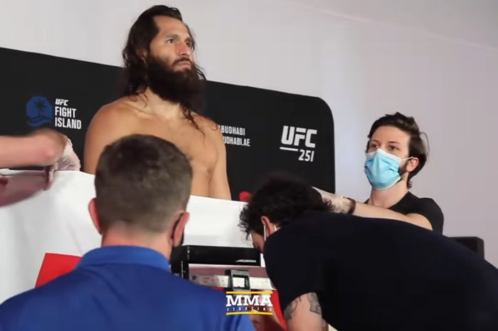 Petarung kelas welter, Jorge Masvidal, melepas seluruh pakaiannya ketika melakukan sesi timbang badan menjelang UFC 251 di Fight Island, Abu Dhabi, Uni Emirat Arab, Jumat (10/7/2020).