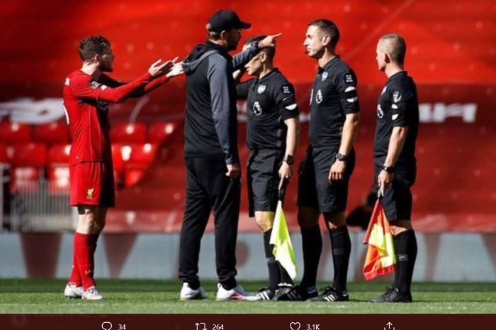 Pelatih Liverpool, Juergen Klopp, tampak kesal dengan kepemimpinan wasit David Coote  pada laga pekan ke-35 Liga Inggris melawan Burnley di Stadion Anfield, Sabtu (11/7/2020).