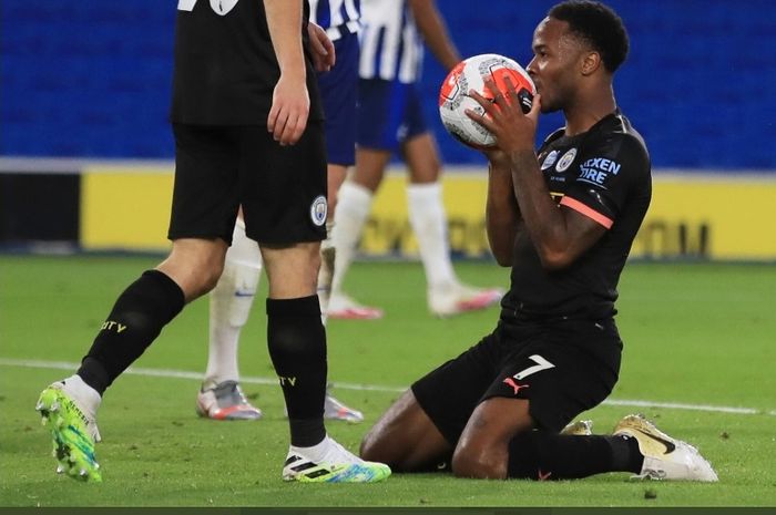 Selebrasi Raheem Sterling saat Manchester City berpesta gol melawan Brigton and Hove Albion di Amex Stadium, Sabtu (11/7/2020).  