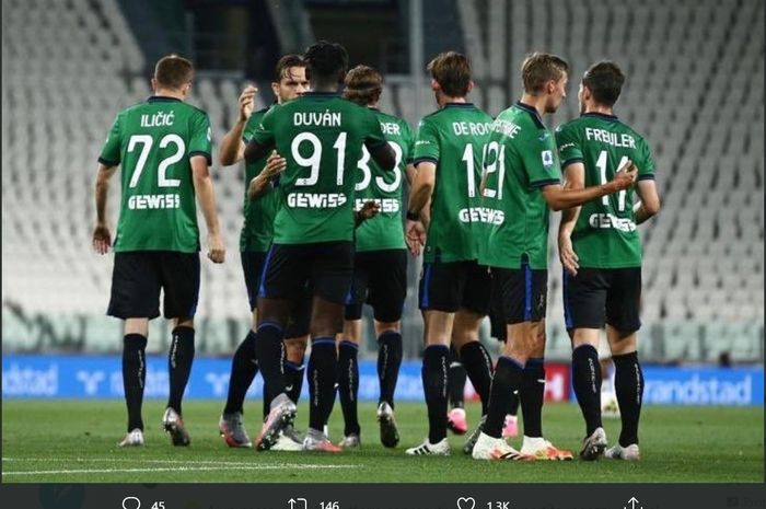 Pemain Atalanta merayakan gol Duvan Zapata dalam laga melawan Juventus di pekan ke-32 Liga Italia, Sabtu (11/7/2020) di Allianz Stadium Turin.