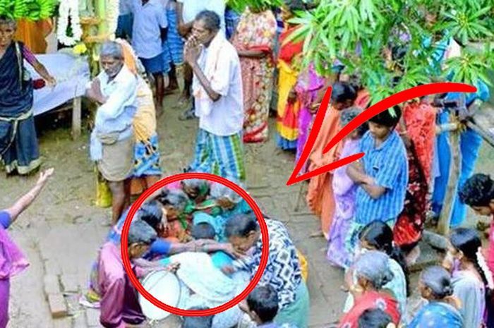 Ritual untuk percepat kematian lansia.