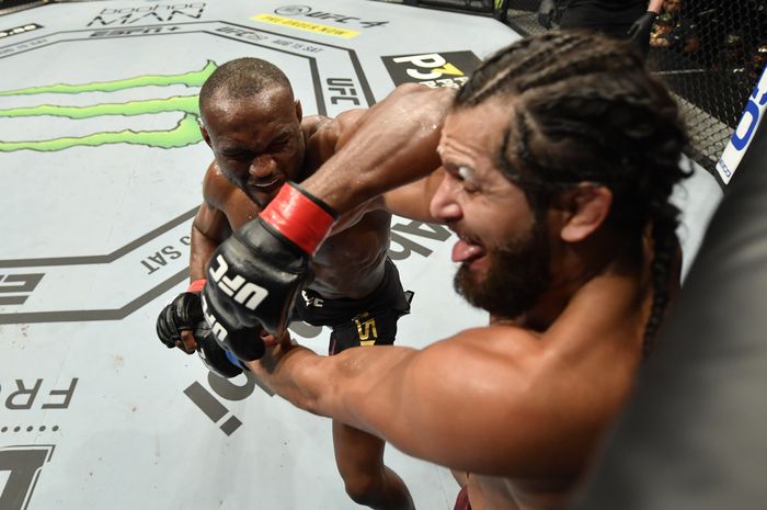 Kamaru Usman (kiri) mempertahankan sabuk juara kelas welter setelah mengalahkan Jorge Masvidal pada UFC 251 di Abu Dhabi, Minggu (12/7/2020).