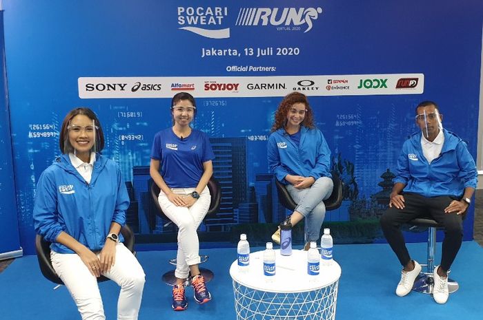 (ki-ka) Melani Putria, Puspita Winawati, Sahila Hisyam, dan Agus Prayogo, berfoto pada konferensi pers  Pocari Sweat Virtual Run 2020, Senin (13/7/2020)