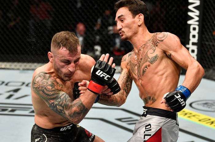 Max Holloway (kanan), dianggap Urijah Faber mampu hentikan dominasi  Alexander Volkanovski di kelas bulu.