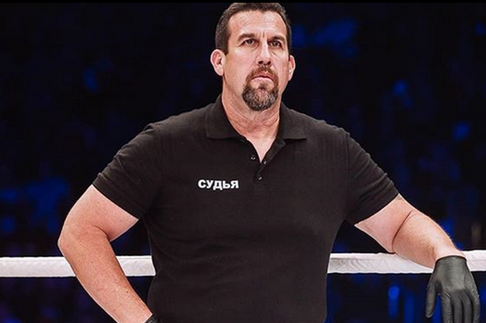 Wasit veteran UFC, John McCarthy.