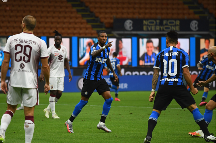 Pemain Inter Milan, Ashley Young (tengah) saat merayakan gol yang ia cetak ke gawan Torino di pekan ke-32 Liga Italia, Selasa (14/7/2020) dini hari WIB.