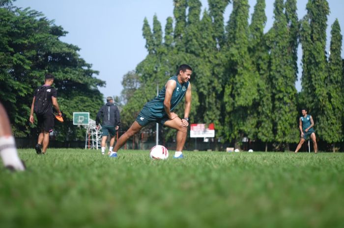 Bek Tira Persikabo, Andy Setyo Nugroho, dalam latihan tim di Lapangan Pusat Pendidikan Zeni Angkatan Darat (PUSDIKZI AD), Air Mancur, Kota Bogor, Selasa (14/7/2020).