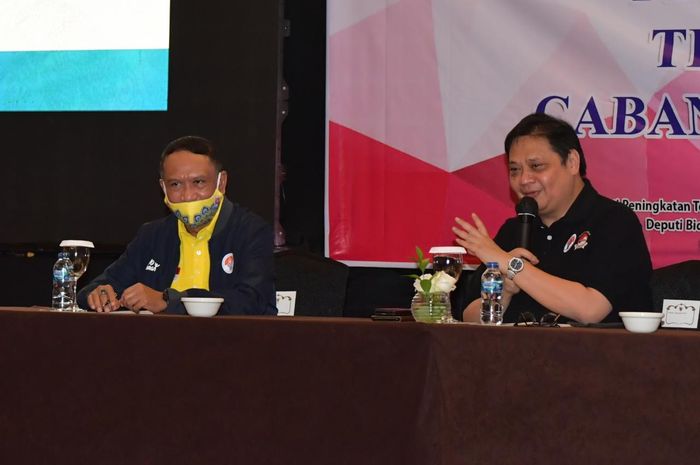 Ketua Umum Pengurus Besar Wushu Indonesia (PB WI) Airlangga Hartarto, bersama Menpora Zainudin Amali