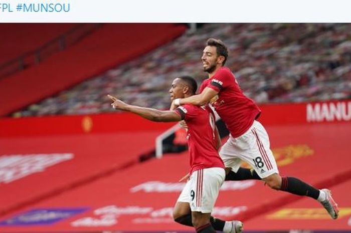 Dua pemain Manchester United, Anthony Martial dan Bruno Fernandes, melakukan selebrasi dalam laga Liga Inggris kontra Southampton di Stadion Old Trafford, Senin (13/7/2020).