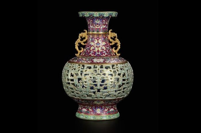 Vas dari Dinasti Qing yang terjual dalam pelelangan senilai Rp 436 miliar(Sothebys via 9 News)