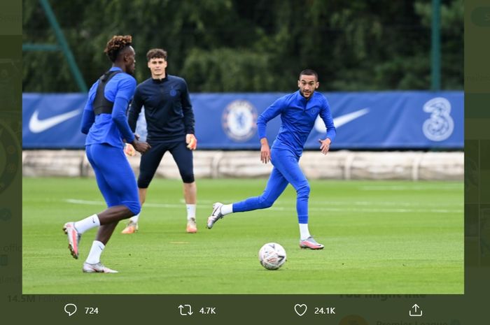 Winger asal Maroko, Hakim Ziyech, menjalani latihan bersama rekan satu timnya di Chelsea.