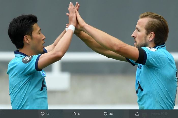 Harry Kane (kanan) dan Son Heung-min, pencetak gol Tottenham Hotspur ke gawang Newcastle United dalam partai Liga Inggris di St James' Park, 15 Juli 2020.