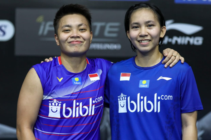 Pasangan ganda putri Indonesia, Apriyani Rahayu/Mychelle Crhystine Bandaso, berfoto usai sukses menjuarai grup K PBSI Home Tournament pada Kamis (16/7/2020).