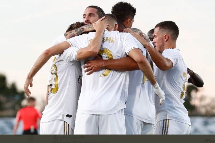 Pemain Real Madrid merayakan gol Karim Benzema ke gawang Villarrea pada laga pekan ke-37 Liga Spanyol, Kamis (16/7/2020) di Stadion Alfredo Di Stefano.