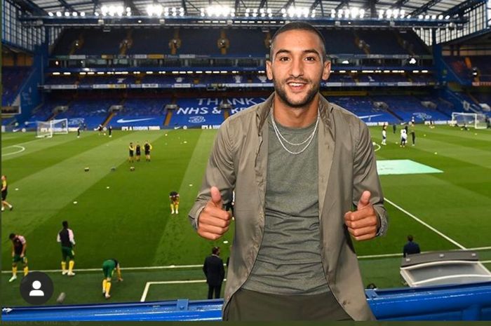 Momen rekrutan baru Chelsea, Hakim Ziyech kala berada di Stamford Bridge, untuk menyaksikan laga tim barunya melawan Norwich City pada laga lanjutan Liga Inggris.