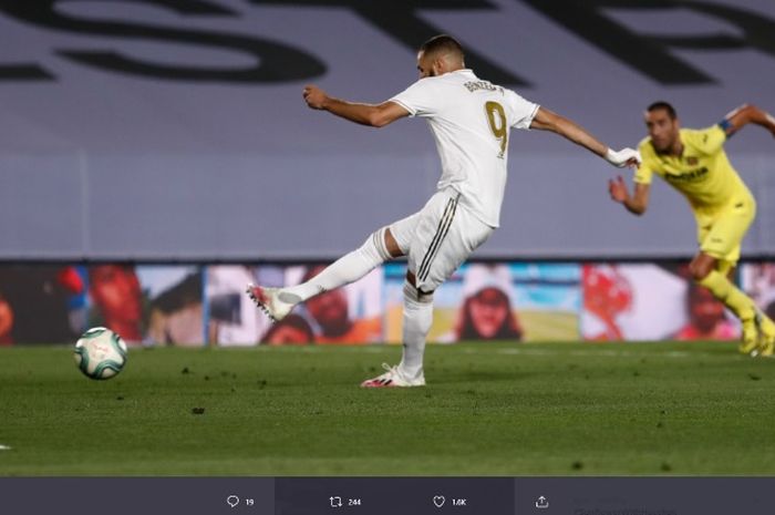 Striker Real Madrid, Karim Benzema, mengeksekusi penalti dalam laga melawna Villarreal pada Kamis (16/7/2020).