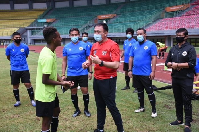 Ketua Umum PSSI, Mochamad Iriawan, berkunjung ke pemusatan latihan timnas u-16 Indonesia di Stadion Patriot Candrabhaga, Kamis (16/7/2020).