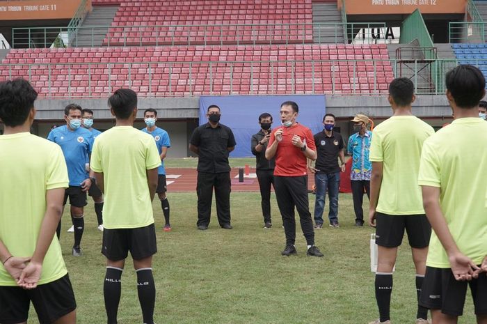 Ketua Umum PSSI, Mochamad Iriawan, memberikan arahan dan motivasi kepada para pemain timnas U-16 Indonesia.