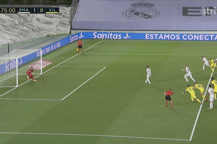 Momen saat bek Real Madrid, Sergio Ramos, mengumpankan penaltinya pada Karim Benzema dalam laga pekan 37 Liga Spanyol melawan Villarreal pada Jumat (17/7/2020) di Stadion Alfredo di Stefano, Madrid.