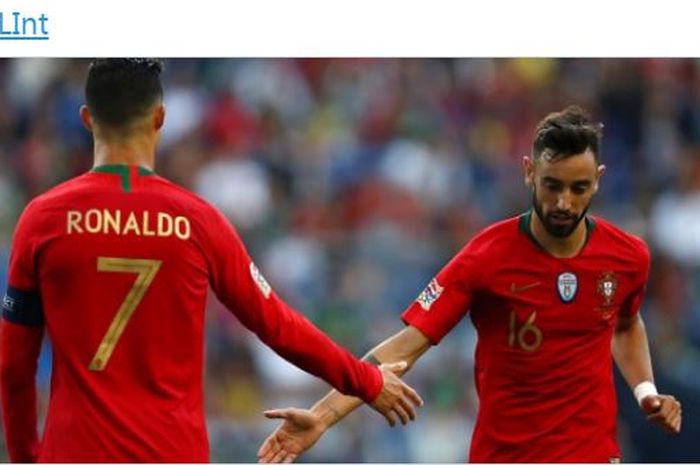 Kapten timnas Portugal, Cristiano Ronaldo, berjabat tangan dengan Bruno Fernandes.