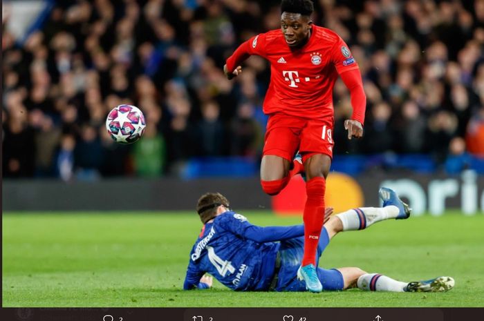 Momen pemain Bayern Muenchen, Alphonso Davies melewati bek Chelsea, Andreas Christensen pada laga leg pertama babak 16 besar Liga Champions 2019-2020.